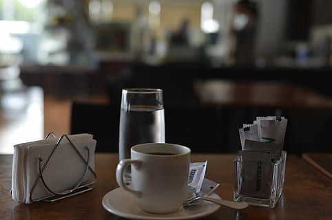 personlig, tid, pause, krus, underkop, kaffe, bord, cafe, vand, servietter, drikke, mad og drikke, forfriskning, kop, kaffekop, kaffe - drikke, glas, fokus på forgrunden, drikkeglas, husholdningsudstyr, indendørs, restaurant, ingen mennesker, forretning, stilleben, porcelæn, kaffebar, 2K, CC0, offentligt domæne, royaltyfrie