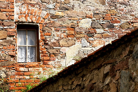 grøn, planter, vindue, gammelt hus, gamle mur, mursten, gammel, bygning, bygget struktur, arkitektur, bygning udvendig, væg, murbygningsfunktion, murstens væg, hus, ingen mennesker, forvitret, dag, lav vinkel visning, forladt, beskadiget, udendørs, forringelse, nedgang, Stenmur, 2K, CC0, offentligt domæne, royaltyfrie