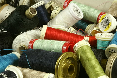vlákno, rolích, barvy, smíšený, bavlna, šití, cívky, zmatek, detail, makro, nero, Červené, zelená, bílý, Krejčí, cívka, vícebarevné, velká skupina objektů, nikdo, den, textilní průmysl, výběr, variace, textil, šicí položka, uvnitř, hojnost, umění a řemesla, zásobník, průmysl, stálý život, vysoký úhel pohledu, celý rám, 1080P, CC0, veřejná doména, bez autorských práv