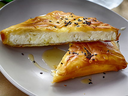 brun, pizza, tallerken, brød, ost, nærbilde, kokt, nydelig, mat, gylden, honning, måltid, vann i munnen, pai, sesamfrø, matbit, velsmakende, triangel, mat og Drikke, friskhet, innendørs, melkeprodukt, klar til å spise, ingen folk, overbærenhet, fokusere på forgrunnen, bakt, skjære, stilleben, høy vinkel visning, frukt, frokost, fransk mat, fristelse, 2K, CC0, offentlig domene, opphavsrett gratis