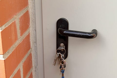 claus de plata, porta, gestionar, paret, clau, tancar, seguretat, castell, a, apagat, claus de casa, clau de la porta, còpia de seguretat, clau de seguretat, tancat, a prop de, entrada, metall, protecció, bloqueig, primer pla, cadena, cap gent, pestell, cadenat, dia, arquitectura, funció de construcció de parets, penjant, crim, edifici, color plata, 4K, CC0, domini públic, lliure de regalies