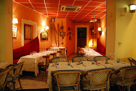 bord, restaurant, tom, stole, briller, bestik, belysning, sæder, lokal harddisk, klæde, belyst, sæde, stol, belysningsudstyr, indendørs, møbel, arkitektur, ingen mennesker, fravær, bygning, dug, sted indstilling, bygget struktur, indstilling, arrangement, forretning, hjemlige værelse, elektrisk lampe, spisning, luksus, 4K, CC0, offentligt domæne, royaltyfrie