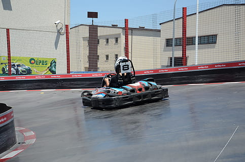 karting, circuit, motor, manera de transport, transport, esport, cursa esportiva, exterior de l'edifici, persones reals, arquitectura, moviment, competició, estructura construïda, esport de motor, vehicle terrestre, gent, dues persones, dia, velocitat, esport competitiu, en moviment, estils de vida, conduir, a l'aire lliure, pista de carreres de motor, casc protector, roda, 4K, CC0, domini públic, lliure de regalies