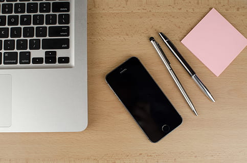 Smartphone, mesa, computador portátil, escritório, computador, exibição, casa, macbook, moderno, Nota, almofada, papel, canetas, post-it, coisa, tecnologia, trabalhos, ambiente de trabalho, área de trabalho, comunicação, dentro de casa, caneta, ninguém, o negócio, tecnologia sem fio, equipamentos de informática, cor preta, teclado de computador, visão de alto ângulo, conexão, diretamente acima, teclado, madeira - material, instrumento de escrita, 4K, CC0, domínio público, royalty free