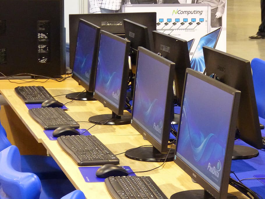 pis, pantalla, monitor, convertit, ordinadors, monitors, això, ordinador, electrònica, equips informàtics, tecnologia, laboratori de computació, taula, negocis, monitor d’ordinador, comunicació, a l'interior, cap gent, PC d'escriptori, teclat, teclat d’ordinador, escriptori, oficina, connexió, mobles, negoci corporatiu, cadira, telèfon, document, 4K