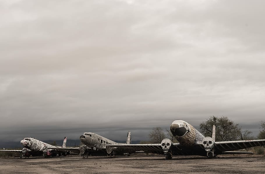 tre, aereo, daytimes, tre aerei grigi e bianchi, nube, terra, portaerei, nuvola - cielo, veicolo aereo, cielo, mezzi di trasporto, natura, giorno, il passato, storia, militare, modo di trasporto, architettura, all'aperto, lunghezza intera, nessuno, nuvoloso, albero, 2K
