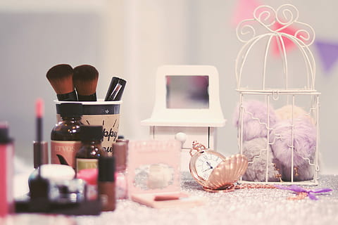 assortiment cosmétique, cosmétique, décoration, produit de beauté, personne, à l'intérieur, cadeau, intérieur de la maison, démodé, journée, fermer, table, récipient, nature morte, bijoux, mode, miroir, mise au point sélective, grand groupe d'objets, temps, choix, l'horloge, accessoire personnel, la créativité, art et Artisanat, groupe d'objets, groupe, 1080P, CC0, domaine public, libre de droits