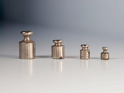 neljä, harmaa, metallityökalut, valkoinen, pinta-, painot, paino, Vaaka, vanha, ruosteinen, ruoste, Neuvostoliiton, ussr, standardi, kalibrointi, studio ammuttu, sisällä, vaihtelu, kopiointitila, ei ihmisiä, harmaa tausta, valinta, lähikuva, asetelma, heijastus, järjestely, rinnakkain, ryhmä kohteita, rivissä, metalli-, yksinkertaisuus, suuri joukko esineitä, värillinen tausta, sotilas - kappale, hopea värillinen, vertailu, 2K, CC0, public domain, rojaltivapaa