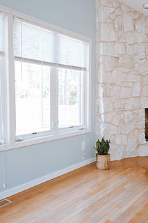 alb, încadrată, clar, fereastră de sticlă, plantă, maro, Ghiveci, lângă, fereastră, interior, arhitectură, ușoară, minim, casă, cărămidă, piatră, orb, vatră, Acasă, lac, mod de viata, Trăi, în interior, acasă interior, zi, nici o persoana, planta in ghiveci, pardoseală, camera de zi, sticlă - material, montare pe perete, construită, lemn de esență tare, natură, absență, home interior vitrine, lemn - material, culoare alba, lemn, modern, plantă de casă, apartament, 5K, CC0, domeniu public, fără drepturi de autor