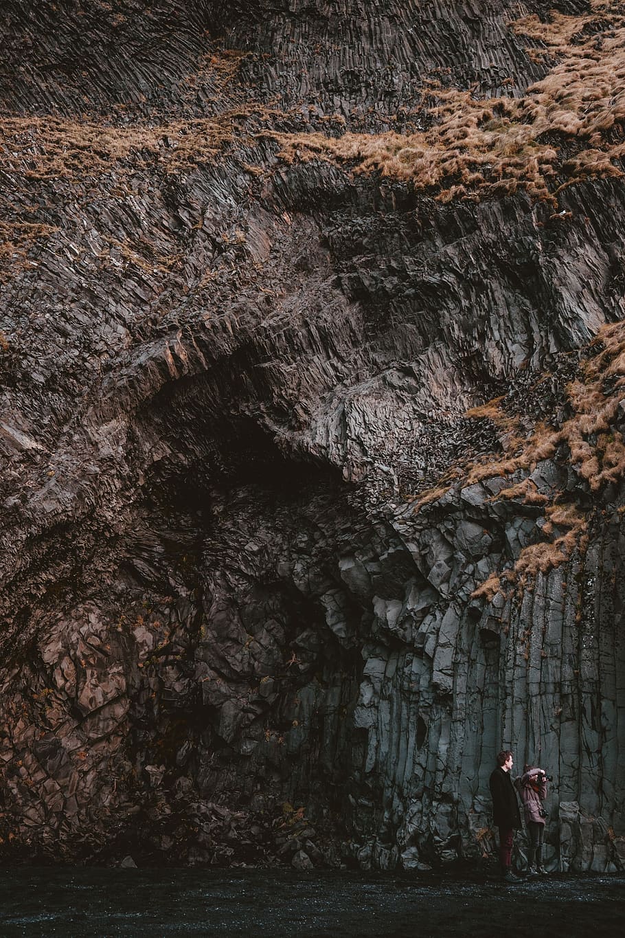 roques negres, home, dona, penya-segat, rock, parella, textura, parell, penya-segat rocós, persecució, pedra de textura, amor, dos, paisatge, naturalesa, Islandia, explorar, aventura, viatjar, viatger, costa rocosa, vora del mar, sorra negra, persones reals, rock - object, formació de roca, activitat d'oci, estils de vida, sòlid, dia, una persona, longitud completa, geologia, homes, geografia física, vista del darrere, de peu, cova, activitat, dones, a l'aire lliure, formació, 4K