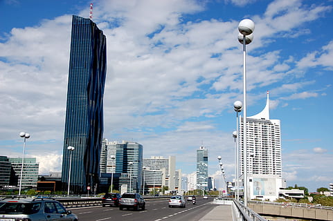 viena, arranha-céu, Áustria, Europa, urbano, construção, capital, skyline, torre, moderno, Cidade, céu, Danúbio, arquitetura, paisagem urbana, cena urbana, lugar famoso, rua, horizonte urbano, estrutura construída, exterior do edifício, transporte, carro, veículo motorizado, modo de transporte, nuvem - céu, exterior do prédio de escritórios, estrada, veículo terrestre, alto - alto, natureza, iluminação pública, dia, ninguém, pináculo, Distrito financeiro, 2K, CC0, domínio público, royalty free