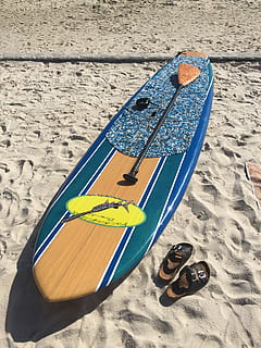 Sand, Spaß, Urlaub, Strand, Sport, Meer, Surfbrett, Urlaube, Sommer-, Land, Schuh, Sonnenlicht, High Angle View, Natur, Tag, keine Leute, Schatten, Abwesenheit, draußen, Sandale, Flip Flops, Slipper, Stillleben, Blau, Paar, persönliches Accessoire, Holz - Material, Kompatibilität, 2K, CC0, gemeinfrei, lizenzfrei