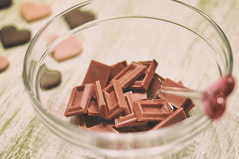 närbild, Foto, chokladkaka, klar, glasskål, i klartext, mat, inomhus, mänsklig kroppsdel, mänsklig hand, människor, mat och dryck, söt mat, ljuv, efterrätt, friskhet, hand, choklad, flathet, tabell, förberedelse, bakad, selektiv fokusering, köksredskap, en person, frestelse, förbereder mat, 1080P, CC0, offentligt domän, royaltyfria