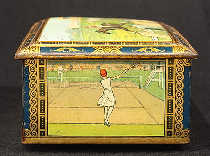kiks, boks, tin, pakke, gammel, retro, historisk, beholder, metal, Kunst og håndværk, ingen mennesker, indendørs, repræsentation, menneskelig repræsentation, arkitektur, tæt på, design, tekst, bygget struktur, kreativitet, meddelelse, håndværk, enkelt objekt, multi farvet, mandlig lighed, stilleben, mønster, rejse, kvindelig lighed, vægmaleri, 2K, CC0, offentligt domæne, royaltyfrie