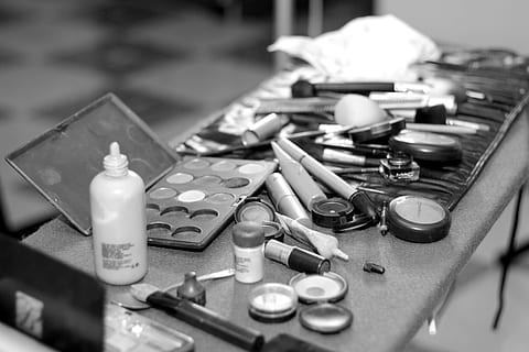 trucco, cali, colori, spazzole, assistenza sanitaria e medicina, nessuno, città, giorno, all'aperto, avvicinamento, tavolo, grande gruppo di oggetti, cultura artistica e intrattenimento, in casa, natura morta, scelta, medicina, variazione, giochi di svago, dose, gioco, vista dall'alto, gioco da tavolo, contenitore, blister, pillola, eccesso, 5K, CC0, dominio pubblico, privo di copyright