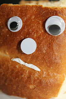 Brot, Gesicht, mürrisch, Stupsnase, sauer, Zahl, Augen, Nase, Mund, Natur, Essen, Brot Gesicht, Brotfigur, gesund, Porträt, Person, nervig, wütend, aussehen, Essen und Trinken, Frische, Getränk, Lebensmittel, Frühstück, keine Leute, drinnen, Nahansicht, Stillleben, Süßes Essen, Kaffee, Kaffee trinken, High Angle View, braun, Kaffeetasse, Tasse, Erfrischung, Becher, fertig für den Verzehr, gebacken, Genuss, Versuchung, Geschirr, Snack, alkoholfreies Getränk, 4K, CC0, gemeinfrei, lizenzfrei