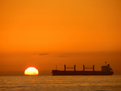 posta de sol, xile, platja, Sol ponent, turistes, gent, paisatge, colors, horitzó, sol, fons, tarda, cel, fons de pantalla, aigua, mar, transport, silueta, color taronja, vaixell nàutic, transport de mercaderies, escenics - natura, naturalesa, negocis, indústria, cap gent, vaixell, bellesa a la natura, manera de transport, Enviament, a l'aire lliure, horitzó sobre l’aigua, veler, 4K, CC0, domini públic, lliure de regalies