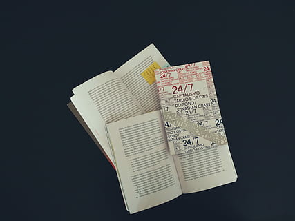 chaos, filozofie, dva, otevřeno, knih, zavřít, fotografie, rezervovat, stránka, text, papír, libro, černé pozadí, studio shot, uvnitř, stálý život, vystříhnout, nikdo, detail, západní skript, finance, jeden objekt, vydání, papírové měny, měna, sdělení, kopie prostor, vysoký úhel pohledu, 5K, CC0, veřejná doména, bez autorských práv