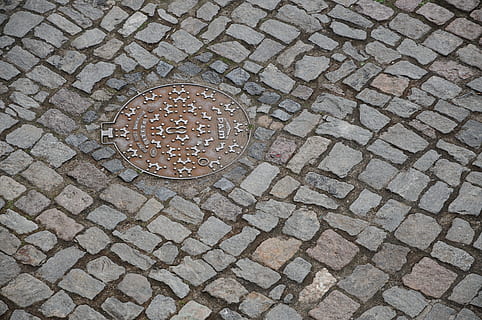 deksel, de achtergrond, kubus, straat, mangat, hoge hoekmening, patroon, geometrische vorm, voetpad, geen mensen, stad, steen, dag, cirkel, straatkei, straatsteen, riool, vorm, ontwerp, metaal, buitenshuis, getextureerde, volledig kader, 4K, CC0, publiek domein, royaltyvrij
