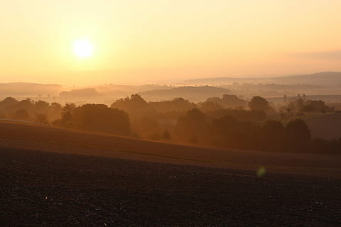 Largo, campo, por do sol, nascer do sol, panorama, árvore, horizonte, montanha, alvorecer, meio Ambiente, tranquilo, calmo, névoa, Dom, manhã, Paz, scenics - natureza, céu, tranquilidade, cena tranquila, beleza na natureza, plantar, luz solar, natureza, terra, ninguém, idílico, cor laranja, cena não urbana, ao ar livre, nebuloso, 5K, CC0, domínio público, royalty free
