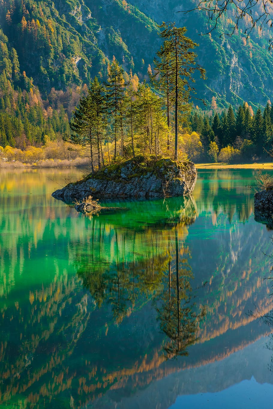 escènic, vista, llac, bosc, la llum del dia, medi ambient, caure, paisatge, muntanya, naturalesa, a l'aire lliure, parc, pi, plàcid, reflexions, riu, rock, estiu, viatjar, arbres, aigua, boscos, imatges de drets d’autor, reflexió, arbre, escenics - natura, bellesa a la natura, tranquil·litat, escena tranquil·la, planta, tardor, cap gent, davant del mar, idíl·lic, escena no urbana, terra, dia, color verd, canvi, 5K
