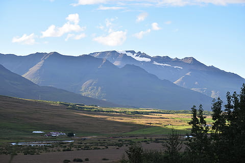 Munte, ușoară, cer, peisaj, Islanda, pitoresc, lumina soarelui, copaci, câmpuri, rural, minunat, nor, uimitor, îți taie răsuflarea, natură, în aer liber, decor, umbră, seară, ceață, scenice - natura, frumusețe în natură, o scenă liniștită, de munte, liniște, mediu inconjurator, scenă non-urbană, plantă, nor - cer, zi, idilic, teren, copac, nici o persoana, la distanta, un munte acoperit de zăpadă, varf de munte, 5K, CC0, domeniu public, fără drepturi de autor