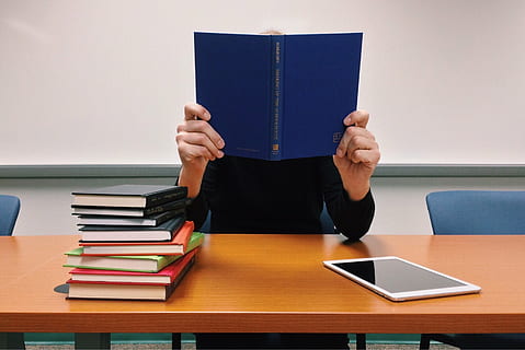 person, bøger, bord, Læs, lære, skole, studerende, uddannelse, viden, undersøgelse, Bestil, læsning, bærbar, trådløs teknologi, stak, skrivebord, indendørs, voksen, læring, en person, offentliggørelse, aktivitet, møbel, papir, herrer, forretning, sidder, dokument, studere, intelligens, papirarbejde, lærebog, skjult ansigt, 2K, CC0, offentligt domæne, royaltyfrie