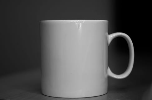 beure, tassa, cafè, buit, te, ceràmica, contenidor, calenta, cappuccino, estris de cuina, solter, gestionar, escriptori, a l'interior, refresc, menjar i beguda, tassa de cafè, primer pla, Color blanc, cap gent, natura morta, sol objecte, taula, tir de l'estudi, frescor, beguda calenta, còpia espai, llet, vaixella, tassa de te, fons negre, càntir, 5K, CC0, domini públic, lliure de regalies
