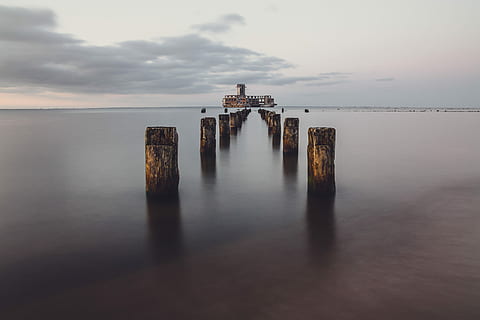 braun, hölzern, Dock Säule, Beiträge, Karosserie, Wasser, Wolke, Himmel, Ozean, Meer, Natur, Szenen - Natur, Ruhe, die Architektur, Schönheit in der Natur, gebaute Struktur, ruhige Szene, wolke - himmel, Ufergegend, keine Leute, Sonnenuntergang, Holzpfosten, Post, Horizont über Wasser, Horizont, idyllisch, 4K, CC0, gemeinfrei, lizenzfrei