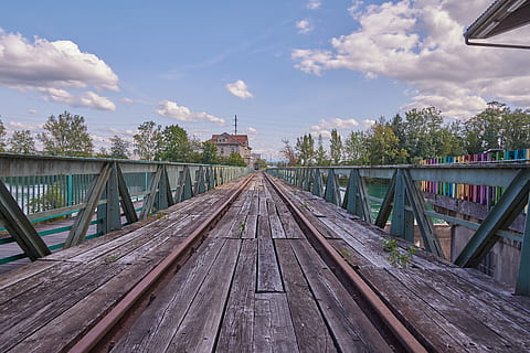 brani, nuvole, ponte, cielo, costruzione, architettura, fiume, ponte in acciaio, struttura costruita, nuvola - cielo, connessione, la strada davanti, legno - materiale, natura, esterno dell'edificio, direzione, giorno, acqua, nessuno, prospettiva decrescente, ponte - struttura fatta dall'uomo, città, mezzi di trasporto, ringhiera, passerella, all'aperto, canale, pannelli di legno, lungo, 5K, CC0, dominio pubblico, privo di copyright
