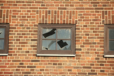 ventana, fachada, edificio, arquitectura, ventana vieja, pared, ladrillos, rojo, pared de ladrillo, ladrillo, nadie, pared - característica de la construcción, estructura construida, exterior del edificio, día, modelo, material de vidrio, fotograma completo, al aire libre, marrón, reflexión, antecedentes, vista de ángulo bajo, diseño, 5K, CC0, dominio público, libre de derechos