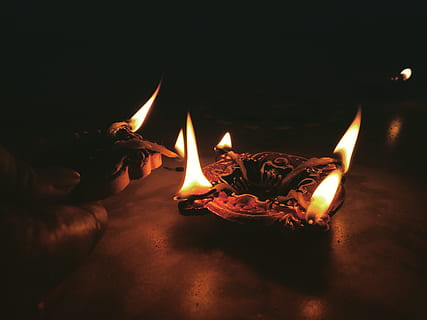 lilin, cahaya, api, gelap, malam, asbak, pembakaran, api - fenomena alam, suhu panas, lampu minyak, bersinar, diya - lampu minyak, diterangi, alam, diwali, lampu listrik, peralatan penerangan, merapatkan, kerohanian, agama, dalam ruangan, festival tradisional, 5K, CC0, domain publik, bebas royalti
