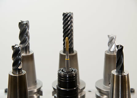 sei, punta del trapano, bianca, superficie, rubinetti, filo, trapano, fresatura, fresatrice, perforazione, strumento, metallo, lavorazione dei metalli, industria, cnc, turno, macchina, macchina cnc, produzione, tornio, zerspahnen, costruzione di metallo, testa di perforazione, Ingenieurwesen, arrotondamento, meccanica, tecnologia, Zerspanung, in casa, girato in studio, avvicinamento, nessuno, colore nero, sfondo bianco, gruppo di oggetti, scelta, di fila, natura morta, cibo e bevande, messa a fuoco selettiva, cultura artistica e intrattenimento, cibo, variazione, gruppo, copia spazio, bottiglia, lusso, piccolo gruppo di oggetti, 5K, CC0, dominio pubblico, privo di copyright