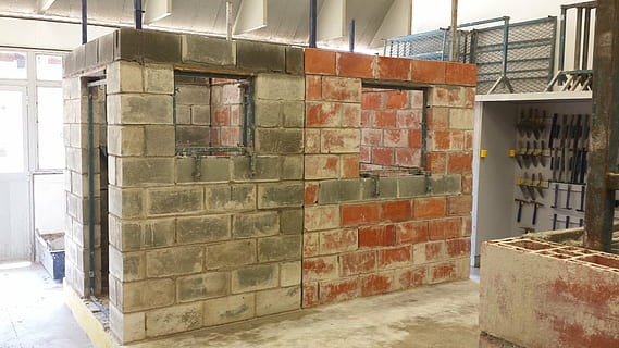 Mauerwerk, Block, strukturelle, die Architektur, Backstein, Wandbau - Funktion, drinnen, gebaute Struktur, Gebäude, Tag, keine Leute, Ziegelwand, Gebäudehülle, Wand, Industrie, draußen, Rohr - Rohr, Treppe, Geländer, Richtung, Fabrik, Transport, Baustelle, 4K, CC0, gemeinfrei, lizenzfrei