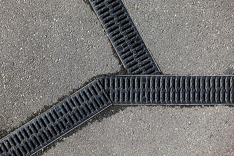 drenare, griglia, tre, modello, drenaggio, traccia, aderire, angolo, collegamento, connessione, grinta, Linee, acuto, ottuso, incontrare, incontro, vista dall'alto, giorno, strada, metallo, nessuno, asfalto, liquame, fogna, città, mezzi di trasporto, tombino, all'aperto, natura, luce del sole, strutturato, sentiero, grattugiare, avvicinamento, calcestruzzo, 5K, CC0, dominio pubblico, privo di copyright