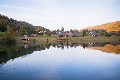 cantal, jezero, odraz, podzim, rybník, hora, krajina, zrcadlo, park, auvergne, nebe, voda, klid, Příroda, scenics - příroda, krása v přírodě, klidné scény, nábřeží, nikdo, den, architektura, strom, idylický, rostlina, stavba, venku, 2K, CC0, veřejná doména, bez autorských práv