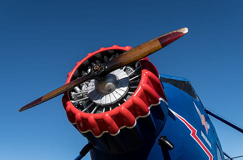 propeller, vlak, motor, vliegtuig, kopie, luchtvaart, vervoer-, oud, houten, stinson model a, rood, blauw, full-size, historisch, beroemd, neerstorten, Queensland, Australië, hemel, heldere lucht, natuur, dag, sport, architectuur, wapen, detailopname, het verleden, buitenshuis, mensen, menselijk lichaamsdeel, geschiedenis, lage hoekweergave, waarschuwingsbord, metaal, nauwkeurigheid, boos, agressie, menselijke ledemaat, 2K, CC0, publiek domein, royaltyvrij