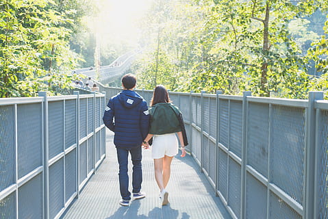 paesaggio, natura, uomo, vacanza, avventura, affetto, vista posteriore, coppia, luce del giorno, godendo, ambiente, femmina, recinto, foresta, dom, ragazza, tenersi per mano, giacca, le foglie, tempo libero, amore, montagna, all'aperto, persone, relazione, abbagliamento solare, luce del sole, solidarieta, turismo, turista, viaggio, alberi, vivace, vista, a piedi, donna, boschi, lunghezza intera, albero, architettura, retrovisore, giorno, pianta, abbigliamento casual, ringhiera, persone reali, in piedi, due persone, uomini, struttura costruita, donne, adulto, 5K