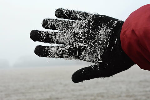 vinter, hånd, frost, kald, én person, dag, natur, fokusere på forgrunnen, sidevisning, vann, menn, voksen, utendørs, fritidsaktivitet, livsstil, menneskelig kroppsdel, klær, bevegelse, ekte folk, snø, varme klær, 4K, CC0, offentlig domene, opphavsrett gratis