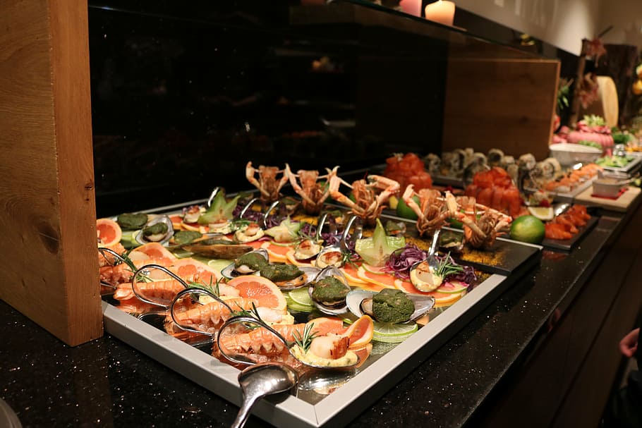 varietat, menjar, negre, taula, bufet, peix, gambes, bufet fred, frisch, deliciós, benefici de, nutrició, saludable, saborós, gastronomia, gourmet, plat de peix, fam, restaurant, abundant, cuina, dinar, cuinar, especialitat, tribunal, gust, intestí, menjar i beguda, pizza, menjar italià, a l'interior, preparació, frescor, venda al detall, cuina comercial, forn, alimentació saludable, vegetals, natura morta, benestar, cap gent, llest per menjar, habitació domèstica, marisc, preparar el menjar, equipament per a la llar, negocis, carn, safata, 5K