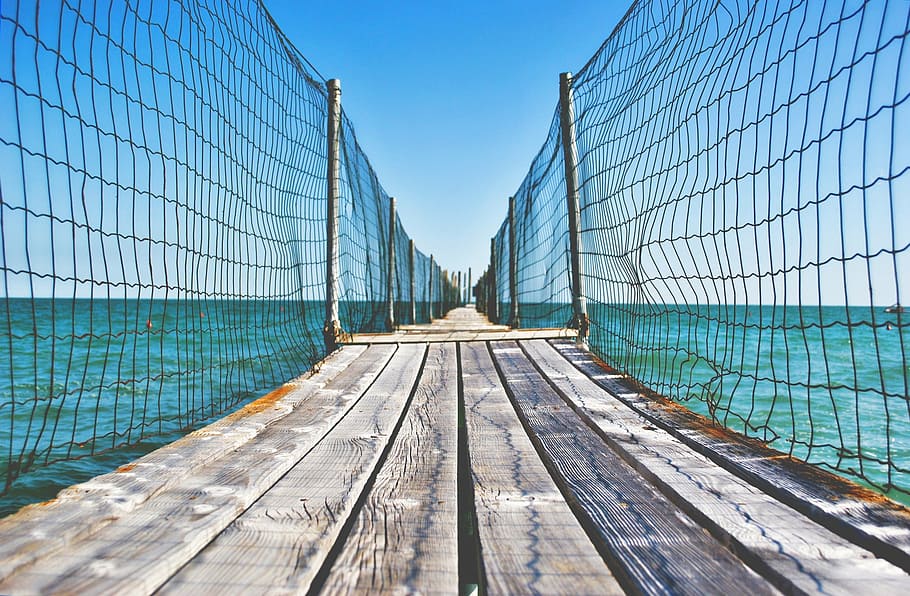 Marrone, di legno, bacino, netto, legna, ponte, tavole, sentiero, recinto, acqua, oceano, mare, blu, cielo, all'aperto, natura, giorno, nessuno, architettura, struttura costruita, cielo sereno, la strada davanti, direzione, connessione, mezzi di trasporto, destinazioni di viaggio, viaggio, spiaggia, 1080P