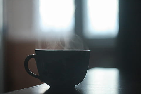 superficiale, fotografia a fuoco, nero, ceramica, tazza, silhouette, Immagine, tazza di tè, boccale, caffè, bere, caldo, sfocatura, tavolo, finestra, caffè - bevanda, tazza di caffè, cibo e bevande, in casa, rinfresco, avvicinamento, nessuno, vapore, calore - temperatura, giorno, bevanda calda, tè, tè - bevanda calda, luce del sole, concentrarsi sulle conoscenze acquisite, interno di casa, vasellame, 4K, CC0, dominio pubblico, privo di copyright