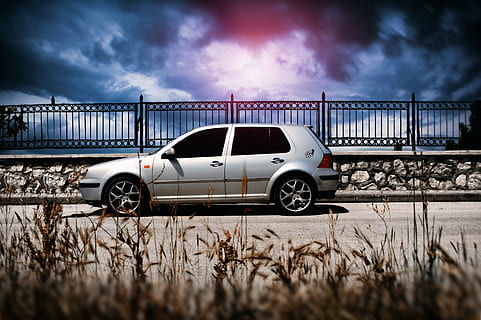 auto, golf, nube, passione, velocità, autunno, volkswagen, mezzi di trasporto, modo di trasporto, veicolo a motore, nuvola - cielo, cielo, natura, tempesta, veicolo terrestre, all'aperto, movimento, strada, nessuno, erba, giorno, viaggio, auto sportiva, lusso, 2K, CC0, dominio pubblico, privo di copyright