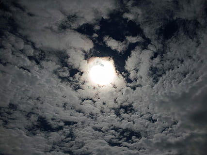 nuvens, Dom, céu azul, azul, céu, nuvem - céu, espaço, natureza, clima, tempestade, beleza na natureza, visão de baixo ângulo, scenics - natureza, tranquilidade, ninguém, cena tranquila, origens, idílico, lua, quadro completo, ao ar livre, cloudscape, céu dramático, majestoso, astronomia, meteorologia, diretamente abaixo, lua cheia, luar, sinistro, 2K, CC0, domínio público, royalty free