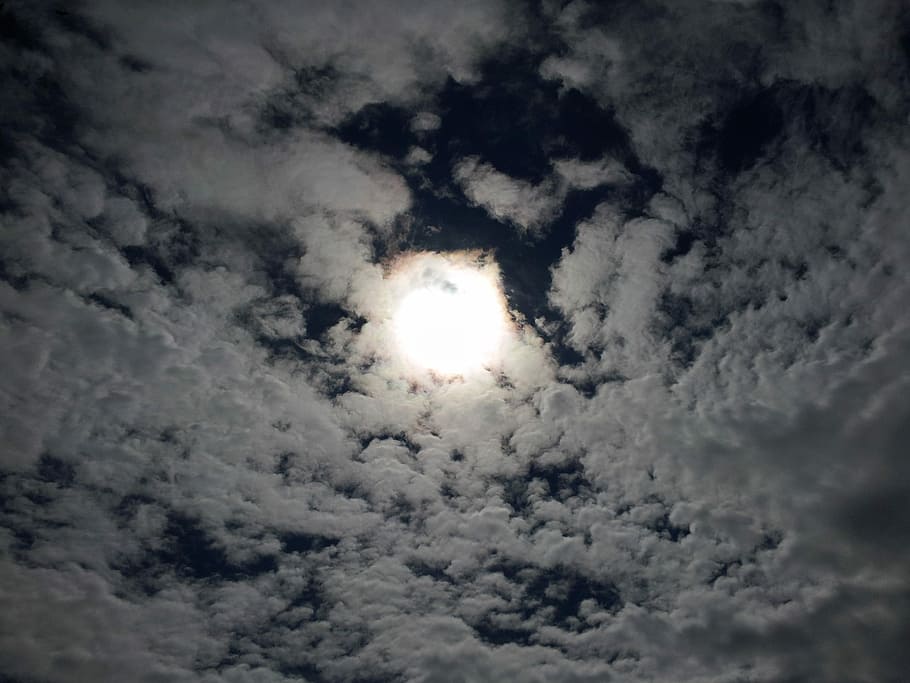 nuvens, Dom, céu azul, azul, céu, nuvem - céu, espaço, natureza, clima, tempestade, beleza na natureza, visão de baixo ângulo, scenics - natureza, tranquilidade, ninguém, cena tranquila, origens, idílico, lua, quadro completo, ao ar livre, cloudscape, céu dramático, majestoso, astronomia, meteorologia, diretamente abaixo, lua cheia, luar, sinistro, 2K
