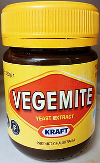 lievito vegemite, estratto, bottiglia, vegemite, diffusione, lievito, salato, vaso, testo, comunicazione, sceneggiatura occidentale, nessuno, giallo, avvicinamento, cartello, cibo e bevande, rosso, cibo, Fast food, in casa, contenitore, mezzi di trasporto, giorno, modo di trasporto, attività commerciale, etichetta, lettera maiuscola, natura morta, ruota, 2K, CC0, dominio pubblico, privo di copyright