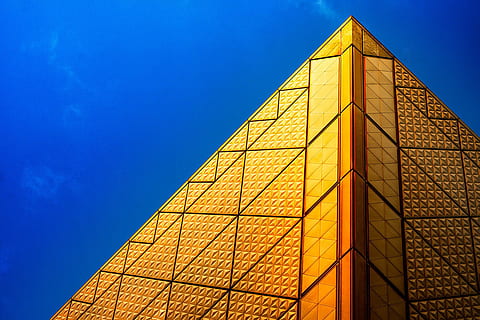 estructura piramidal, azul, cielo, foto de bajo ángulo, amarillo, edificio, tiempo de día, vista grande de Tokio, arquitectura, esquina, oro, fachada, cielo azul, material de vidrio, estructura construida, moderno, reflexión, exterior del edificio, rascacielos, edificio de oficinas, escena urbana, negocio, ventana, industria de construccion, al aire libre, acero, vista de ángulo bajo, cielo limpio, nadie, naturaleza, luz del sol, día, edificio de oficinas exterior, oficina, ciudad, modelo, forma geometrica, 5K, CC0, dominio público, libre de derechos