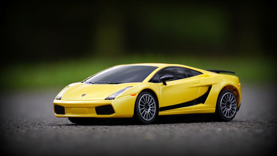 cotxe, ràpid, lamborghini, model, carretera, velocitat, cotxe esportiu, roda, groc, taxi, taxi groc, joguina, cotxe de joguina, transport, passat de moda, automòbil, manera de transport, cap gent, diversió, riquesa, sol objecte, enfocament selectiu, a l'aire lliure, esport, luxe, 5K