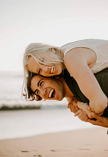 nick + becca, muž, nesoucí, žena, usmívající se, vedle, pobřeží, jedna osoba, životního stylu, volnočasové aktivity, blonďaté vlasy, dospělý, ženy, emoce, přistát, vlasy, skutečných lidí, portrét, pláž, střela do hlavy, Mladá žena, mladého dospělého, štěstí, moře, účes, 2K, CC0, veřejná doména, bez autorských práv