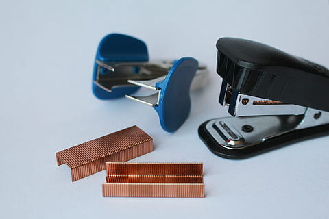 engrapadora, grapas, quitagrapas, nadie, foto de estudio, de cerca, Fondo blanco, adentro, cinta adhesiva, naturaleza muerta, mesa, oficina, vista de alto ángulo, conexión, tecnología inalámbrica, tecnología, suministros de oficina, Gafas de sol, lentes, grupo de objetos, metal, separar, copia espacio, accesorio personal, 5K, CC0, dominio público, libre de derechos